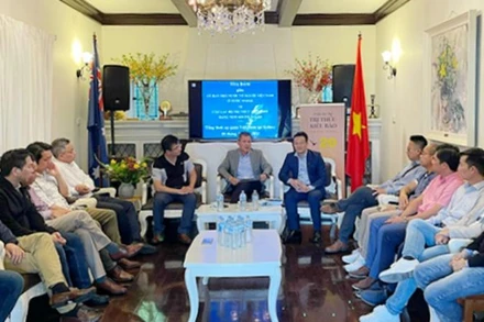 Đoàn gặp gỡ đại diện trí thức người Việt tại bang New South Wales.