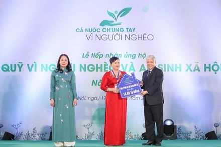 Giám đốc Công ty TNHH MTV Lan Anh trao số tiền 13,6 triệu đồng ủng hộ Quỹ "Vì người nghèo".