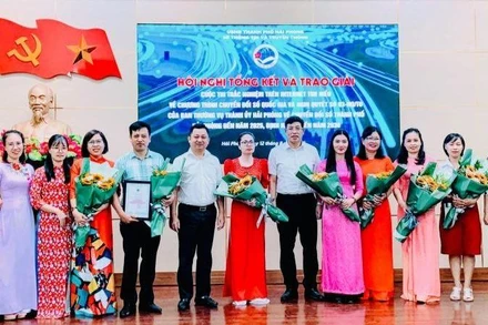 Ban Tổ chức cuộc thi trao thưởng cho các thí sinh đoạt giải.