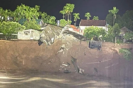 Di dời một hộ dân tại xã Lương Nha do bị sạt lở xuống sông.