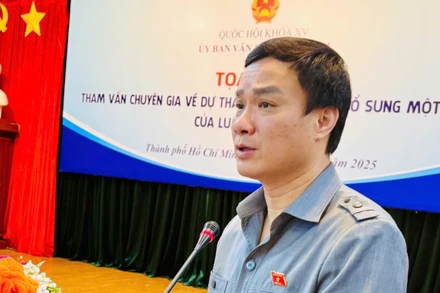 Phó Chủ nhiệm Ủy ban Văn hóa và xã hội Triệu Thế Hùng phát biểu tại Tọa đàm.