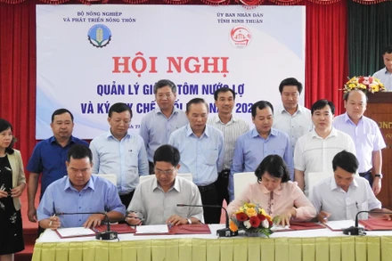 Đại diện ngành nông nghiệp của các tỉnh, thành phố trên cả nước ký kết quy chế phối hợp công tác quản lý giống tôm nước lợ tại hội nghị.