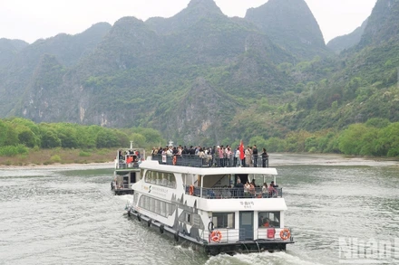 Du khách ngồi du thuyền ngắm cảnh trên dòng Ly Giang với hành trình khoảng 60km trong 3 giờ.