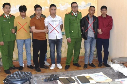 Các đối tượng (dấu X) và tang vật bị thu giữ.