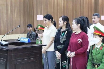 Cơ quan chức năng quản lý các đối tượng tại phiên xét xử.