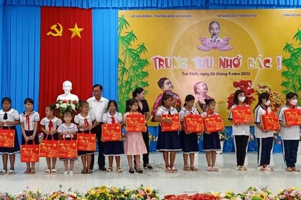 Thiếu nhi có hoàn cảnh khó khăn học giỏi nhận quà Tết.