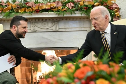 Tổng thống Mỹ Joe Biden (phải) và Tổng thống Ukraine Volodymyr Zelensky trong cuộc gặp tại Nhà Trắng, Washington DC., ngày 12/12/2023. (Ảnh: AFP/TTXVN)