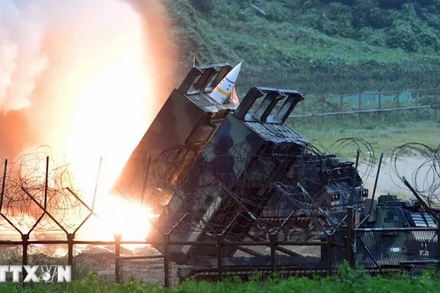 Tên lửa được phóng thử từ Hệ thống tên lửa chiến thuật lục quân (ATACMS) của Mỹ. (Ảnh: AFP/TTXVN)