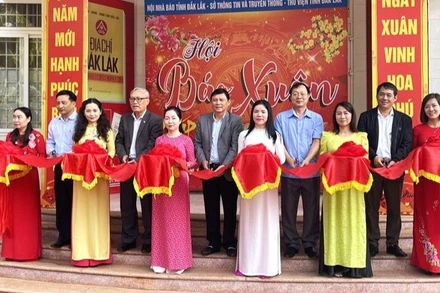 Các đại biểu cắt băng khai mạc Hội báo Xuân Đắk Lắk Giáp Thìn 2024.