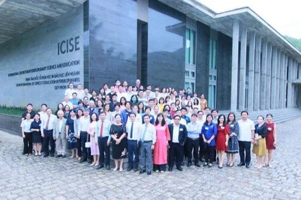 Các nhà khoa học chụp ảnh lưu niệm tại Trung tâm quốc tế Khoa học và Giáo dục liên ngành (ICISE), Quy Nhơn, Bình Định.