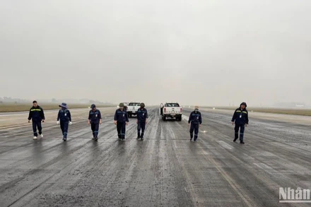 Nhân viên Cảng Hàng không quốc tế Nội Bài kiểm tra trực quan đường cất-hạ cánh định kỳ.