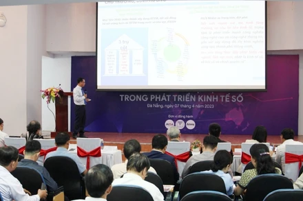 Đại biểu Đà Nẵng trình bày về chuyển đổi số của thành phố.