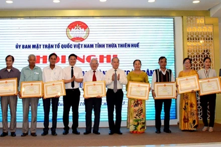 Lãnh đạo tỉnh tặng Bằng khen của Chủ tịch Ủy ban nhân dân tỉnh cho các tập thể đạt thành tích xuất sắc trong tham gia tổ chức “Ngày hội Đại đoàn kết toàn dân tộc”.