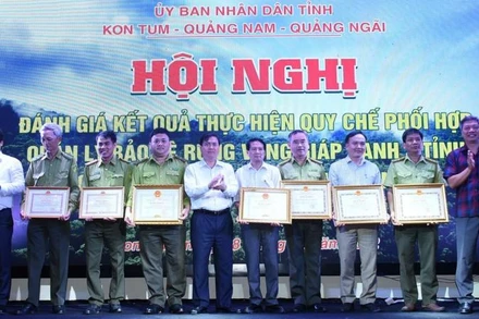 Ủy ban nhân dân tỉnh Kon Tum khen thưởng các cá nhân, tập thể làm tốt công tác quản lý, bảo vệ rừng.