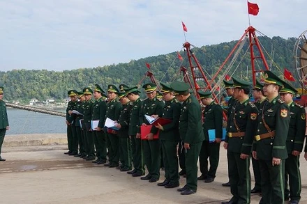 Các học viên thực hành nghiệp vụ công tác cửa khẩu tại cảng biển.