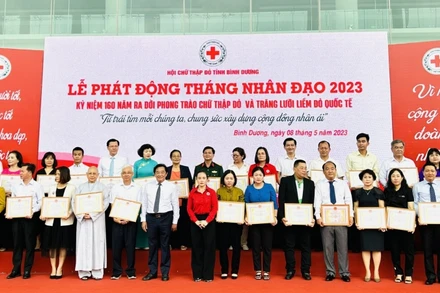 Các đại biểu trao tặng hoa và bảng tri ân Tấm lòng vàng cho các cơ quan, đơn vị, doanh nghiệp, nhà hảo tâm.