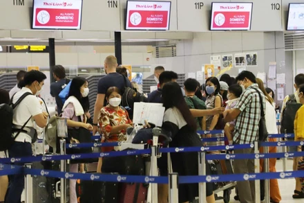 Hành khách làm thủ tục tại sân bay Don Muang, Bangkok. (Ảnh: Bưu điện Bangkok)