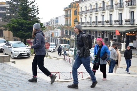 Du khách nước ngoài đến Sa Pa đón năm mới 2023.