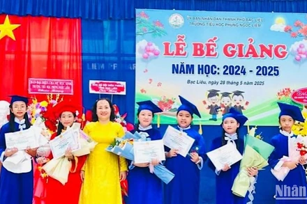 Cô Nguyễn Thị Nguyệt, Hiệu trưởng Trường tiểu học Phùng Ngọc Liêm (thành phố Bạc Liêu) trao Giấy khen cho các học sinh có thành tích xuất sắc 5 năm liền (2020-2025).