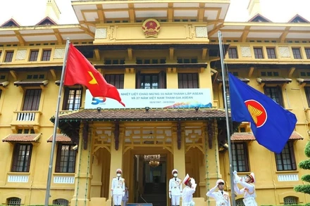 Lực lượng tiêu binh thực hiện nghi thức thượng cờ ASEAN.(Ảnh: Văn Điệp/TTXVN)