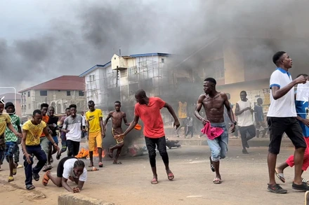 Người biểu tình chống chính phủ ở Sierra Leone ngày 10/8. (Ảnh: Reuters)