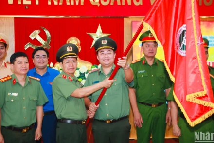 Lãnh đạo Công an thành phố trao cờ cho tuổi trẻ Công an Thành phố trong lễ ra mắt công trình thanh niên.