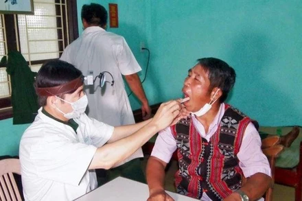 Quân y Bộ đội Biên phòng Thừa Thiên Huế khám bệnh cho người dân xã Quảng Nhâm (huyện biên giới A Lưới).