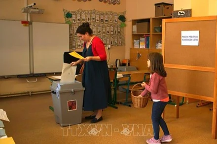 Cử tri bỏ phiếu trong cuộc bầu cử Thượng viện vòng 1 tại điểm bầu cử ở Ricany, CH Séc, ngày 21/9/2024. Ảnh: THX/TTXVN