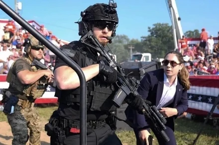 Nhân viên mật vụ Mỹ phong tỏa hiện trường vụ nổ súng nhằm vào cựu Tổng thống Donald Trump ở thành phố Butler, bang Pennsylvania, ngày 13/7/2024. (Ảnh: AP/TTXVN)