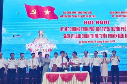 Ký kết Chương trình phối hợp trong tuyên truyền, phổ biến sách lý luận chính trị và tuyên truyền về biển, đảo giữa Nhà xuất bản Chính trị quốc gia Sự thật và Bộ Tư lệnh Vùng 3 Hải quân. 
