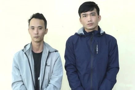 Hai đối tượng Đặng Thanh Vũ (áo xanh đen) và Hoàng Hải Đức tại cơ quan công an. (Ảnh: Công an cung cấp)