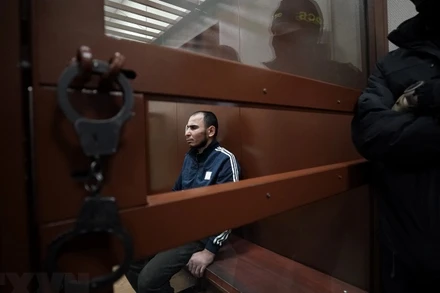 Một nghi phạm vụ tấn công nhà hát trong trung tâm thương mại Crocus City Hall ở ngoại ô Moskva (Nga), tại phiên xét xử của Tòa án quận Basmanny, ngày 24/3/2024. (Ảnh: AFP/TTXVN)