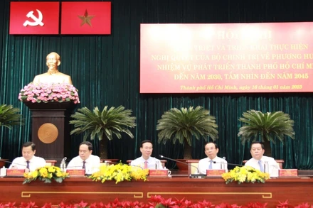 Các đại biểu chủ trì Hội nghị.