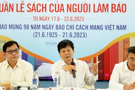 Nhà báo Trần Trọng Dũng, Phó Chủ tịch Hội Nhà báo Việt Nam, Trưởng Ban Tổ chức phát biểu tại cuộc họp báo.