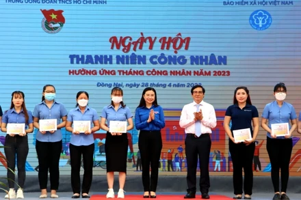 Tặng quà cho thanh niên công nhân có hoàn cảnh khó khăn.