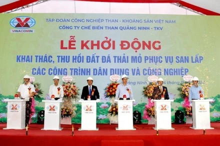 Các đại biểu ấn nút khởi động khai thác, thu hồi đất đá thải mỏ phục vụ san lấp các công trình dân dụng và công nghiệp trên địa bàn tỉnh Quảng Ninh.