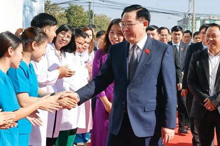 Chủ tịch Quốc hội Vương Đình Huệ với cán bộ, bác sĩ, y tá của Bệnh viện quốc tế La Vie. (Ảnh: Doãn Tấn-TTXVN)