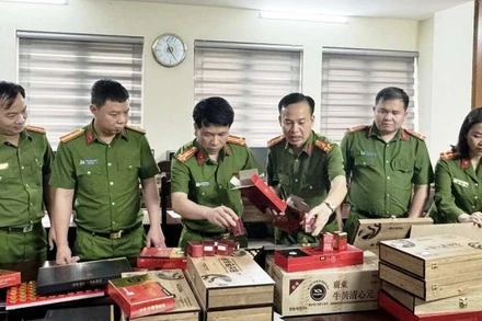 Công an xem xét các sản phẩm giả.