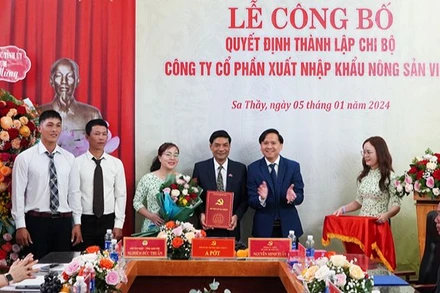 Trao Quyết định về công tác tổ chức, cán bộ tại Chi bộ Công ty Cổ phần Xuất nhập khẩu Nông sản Vina