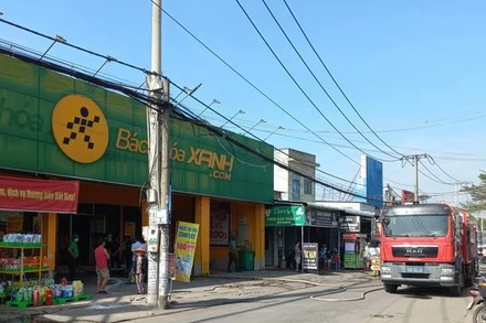 Xe chữa cháy chuyên dụng được điều đến hiện trường để dập lửa.