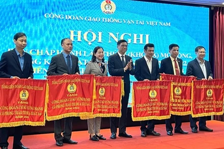 Thứ trưởng Giao thông vận tải Nguyễn Xuân Sang trao Cờ thi đua của Tổng Liên đoàn Lao động Việt Nam tặng các đơn vị trực thuộc Công đoàn Giao thông vận tải Việt Nam.