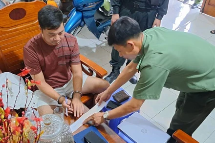 Cơ quan công an đang thực hiện lệnh giữ người trong trường hợp khẩn cấp