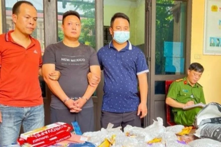 Đối tượng Nguyễn Mạnh Cường và số ma túy bị thu giữ.