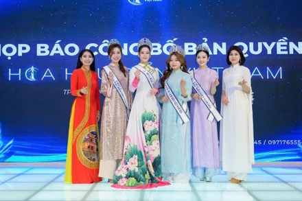 Ban tổ chức và tốp 4 cuộc thi Hoa hậu Biển Việt Nam 2024 tại cuộc họp báo.