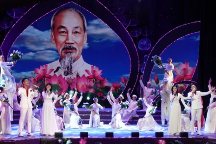 Tứ ca trình bày ca khúc Hồ Chí Minh đẹp nhất tên Người (sáng tác: Trần Kiết Tường).