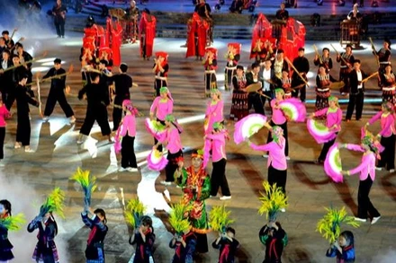 Tưng bừng Tuần Văn hóa-Du lịch Sa Pa 2023, tại sân vận động trung tâm thị xã Sa Pa, tối 20/9/2023. (Ảnh: QUỐC HỒNG)