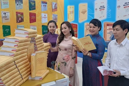 Độc giả tham quan Không gian sách tại Trường đào tạo cán bộ Lê Hồng Phong.