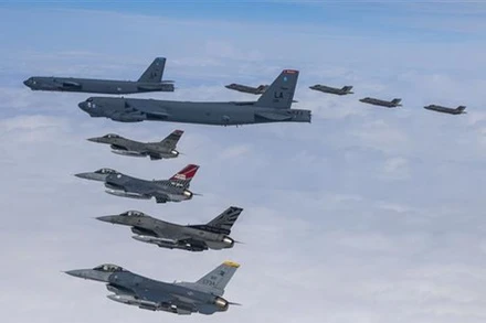 Cuộc tập trận không quân chung Mỹ-Hàn với sự tham gia của máy bay chiến đấu tàng hình F-35A, máy bay ném bom chiến lược B-52H của Mỹ và máy bay tiêm kích F-16 của Hàn Quốc, trên Bán đảo Triều Tiên ngày 14/4/2023. (Ảnh: Yonhap/TTXVN)