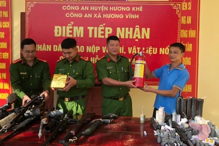 Sáng kiến đổi súng, đạn lấy bình chữa cháy của Công an xã Hương Vĩnh được người dân nhiệt tình ủng hộ.