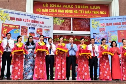 Các đại biểu cắt băng khai mạc triển lãm Hội báo Xuân tỉnh Đồng Nai.